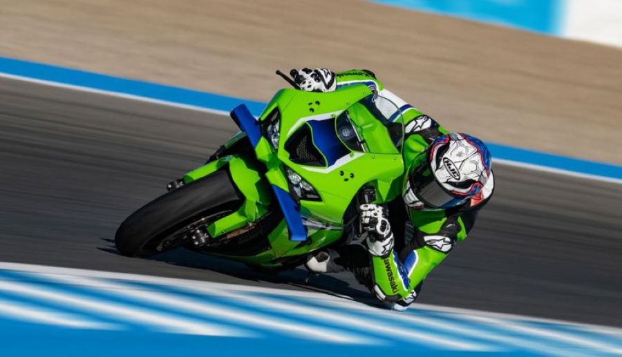 Una moto Kawasaki Ninja ZX-10R lanzada a toda velocidad en una pista