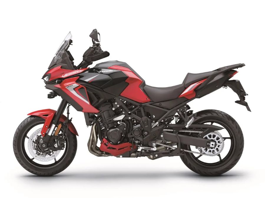 Lateral izquierdo de una Kawasaki Versys 900 2027 roja
