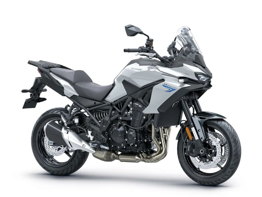 Lateral derecho de una Kawasaki Versys 900 2027 blanca