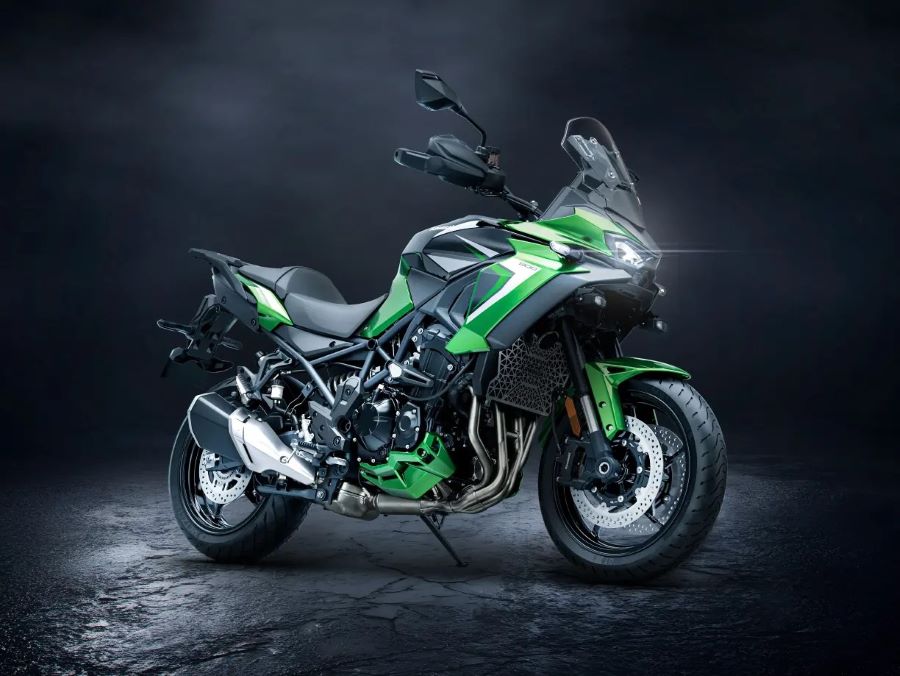 Lateral derecho de una Kawasaki Versys 900 2027 verde