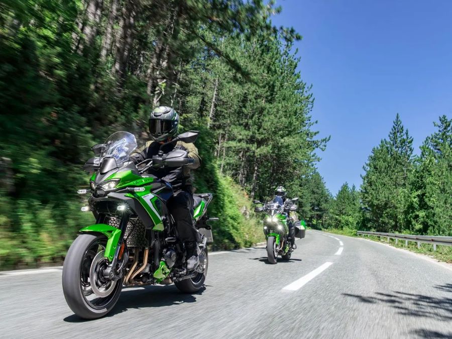 Dos Kawasaki Versys 900 2027 en plena carretera