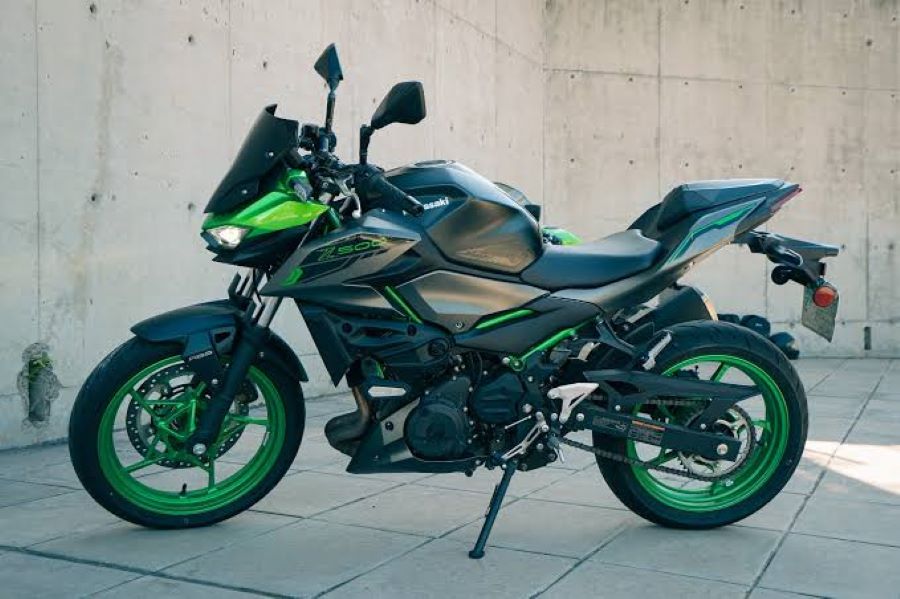 Lateral izquierdo de una moto Kawasaki Z500