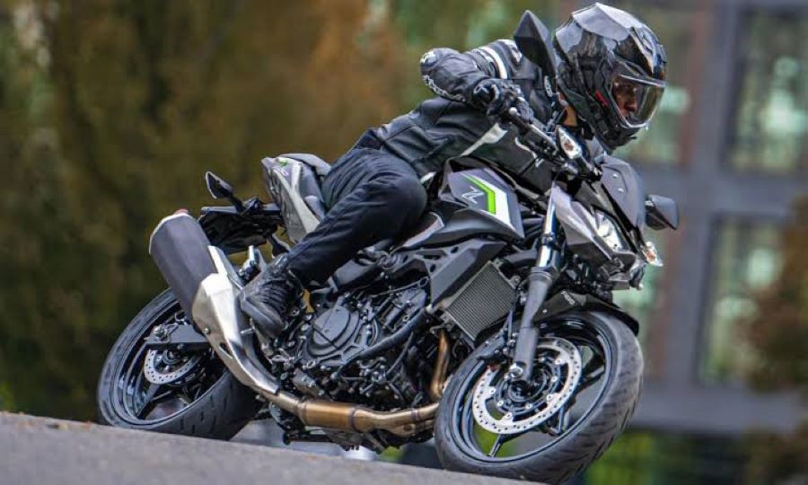 Una moto Kawasaki Z500 negra gira a la izquierda en un entorno urbano