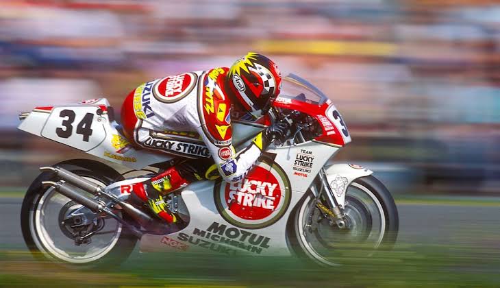 Kevin Schwantz en su Suzuki de 500 cc a toda velocidad