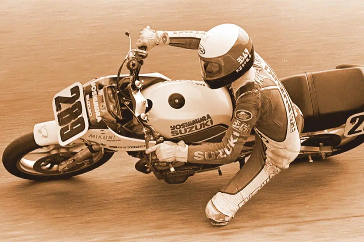Foto en sepia de Kevin Schwantz sobre una moto en los comienzo de su carrera