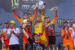El equipo de Bélgica festeja en lo más alto del podio del Motocross de las Naciones 2026