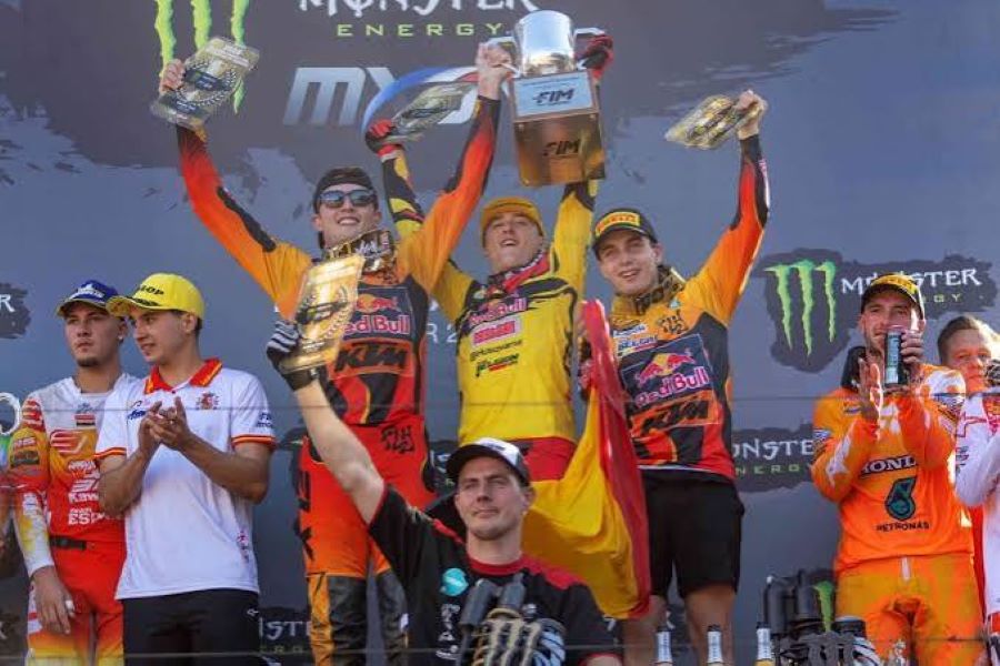 El equipo de Bélgica festeja en lo más alto del podio del Motocross de las Naciones 2026