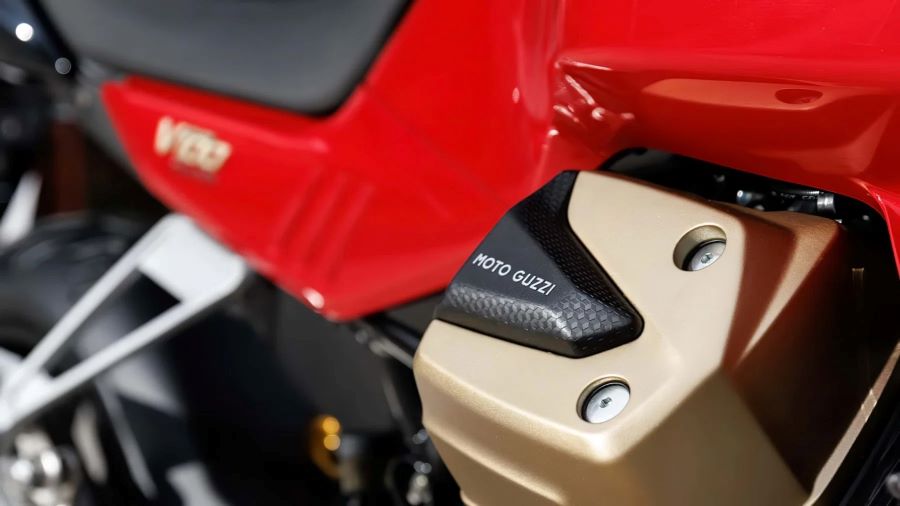 Parte del carenado de una Moto Guzzi The Trip 500 roja