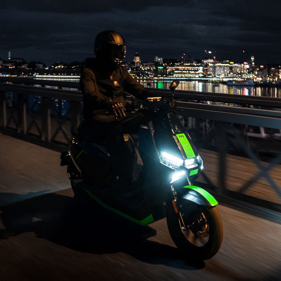 Una NIU FQiX 150 Razer en la ciudad, de noche