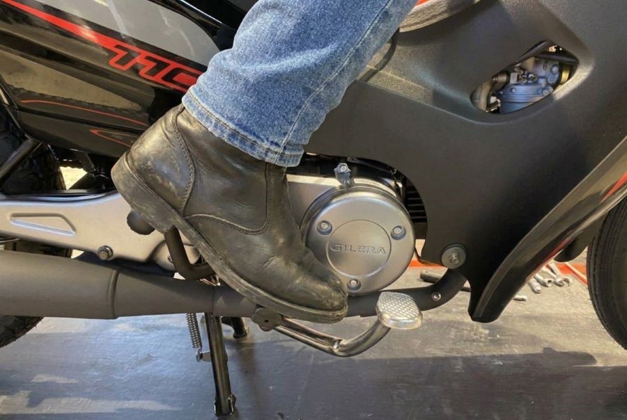 Un usuario trata de encender con el arranque a patada una moto 110 cc