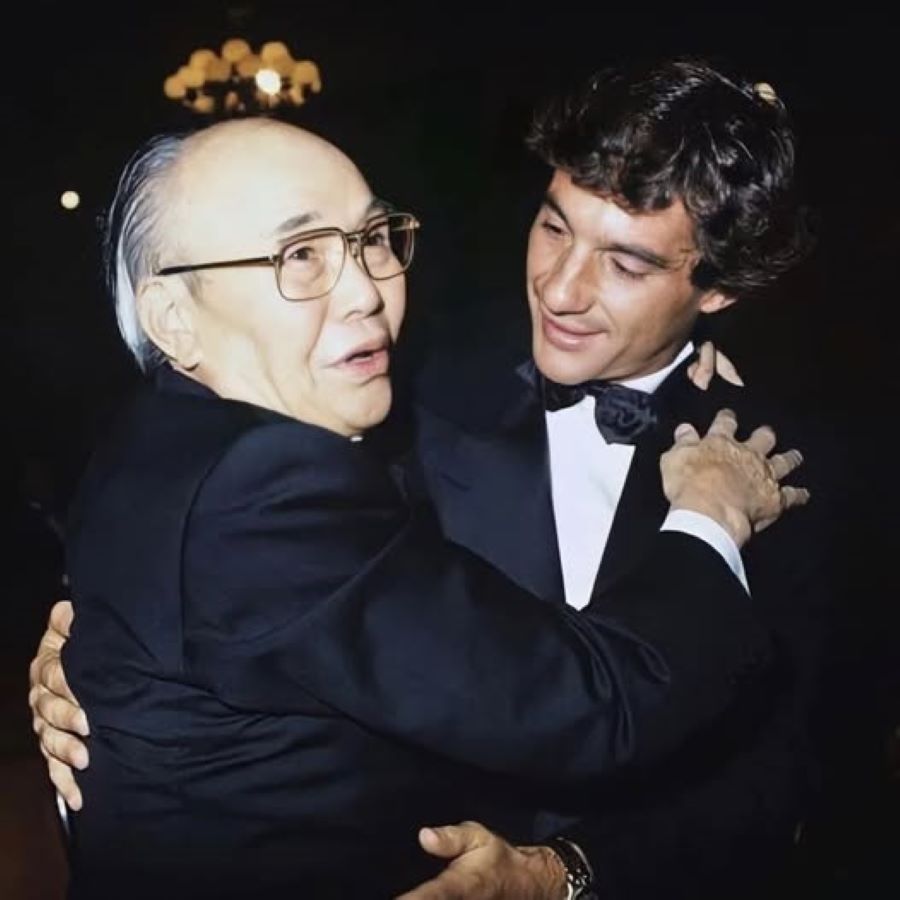 Soichiro Honda Abraza a Ayrton Senna en una ceremonia