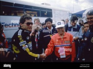 Ayrton Senna y Soichiro Honda se estrechan las manos durante una carrera