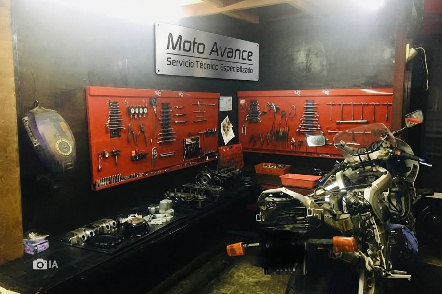 Vista de una taller de motos con un carel en la pared que reza: Moto Avance.
