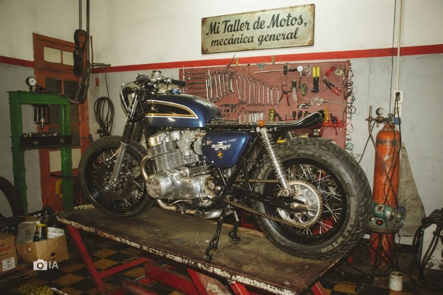Una moto espera a ser revisada sobre una plataforma de un taller de motos