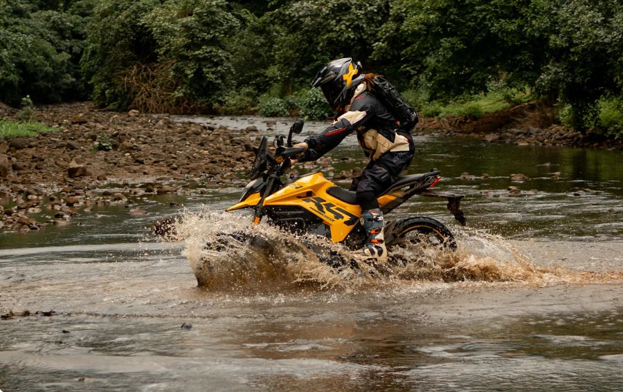 Una Ultraviolette X-47 Venom atraviesa un río 