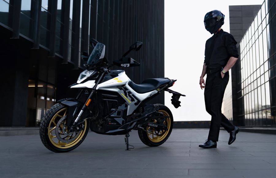 Un usuario se acerca a una moto Ultraviolette X-47 Venom blanca