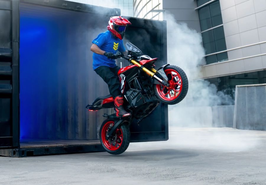 Un usuario hace caballito con una moto Ultraviolette X-47 Venom