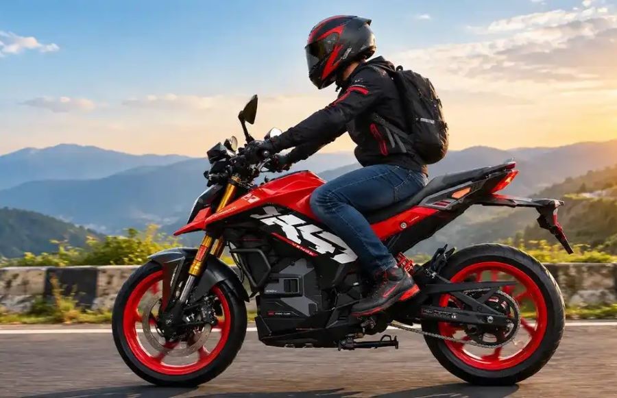 Un usuario se desplaza en una Ultraviolette X-47 Venom roja