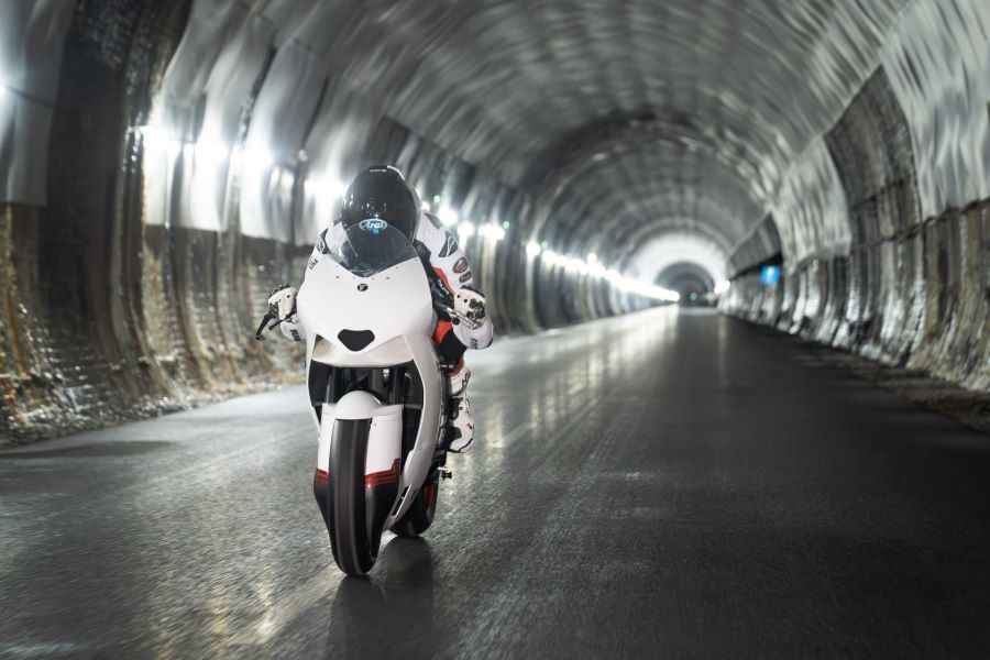 Una WMC Mono RR transita por un túnel carretero
