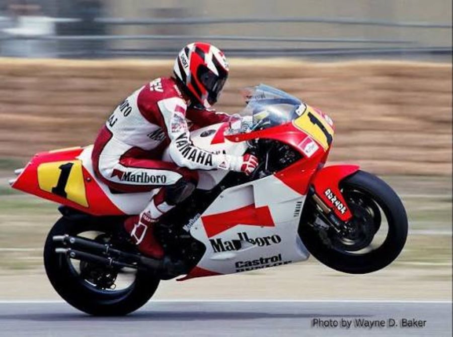 Weyne Rainey levanda la rueda delantera de su Yamaha en plena aceleración