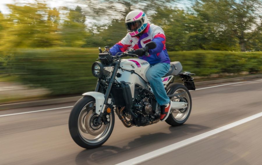 Una Yamaha XSR900 2027 avanza en la carretera