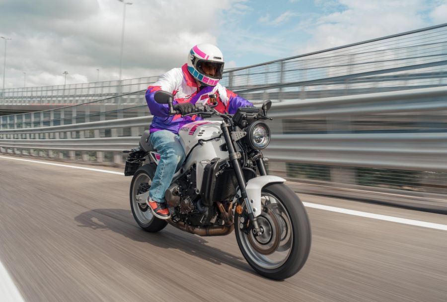 Una Yamaha XSR900 2027 se desplaza sobre una autopista