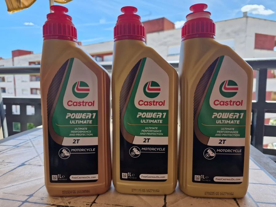 Tres envases de aceite Castrol para Moto