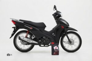 Un envase de aceite específico posa al lado de una moto Honda Wave 110S negra