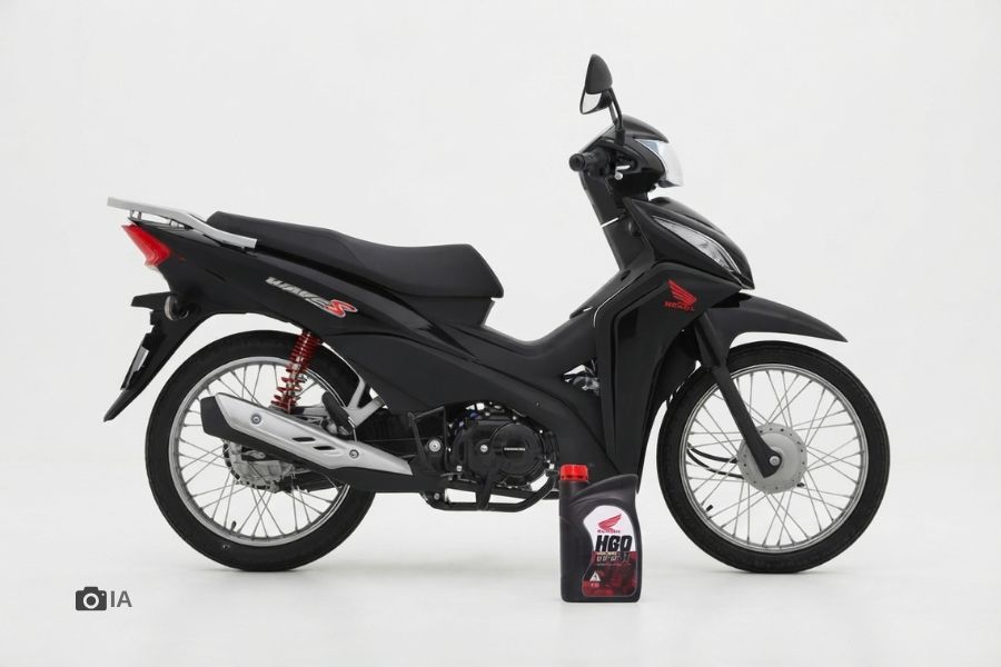 Un envase de aceite específico posa al lado de una moto Honda Wave 110S negra