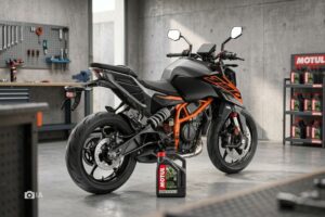 Una KTM 390 duke vista en perspectiva trasera y una botella de aceite a su lado, en el piso