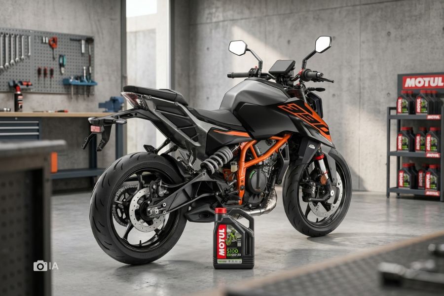 Una KTM 390 duke vista en perspectiva trasera y una botella de aceite a su lado, en el piso