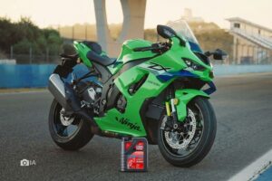 Una moto Kawasaki Ninja ZX-10R y a su lado un envase de aceite