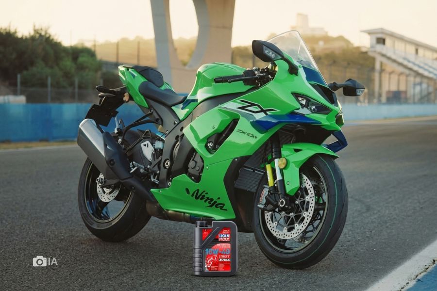 Una moto Kawasaki Ninja ZX-10R y a su lado un envase de aceite