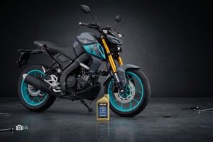 Una moto Yamaha MT-15 azul y sobre el piso, un envase de aceite.
