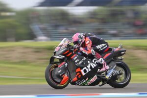 Aleix Espargaró rueda con una moto Aprilia