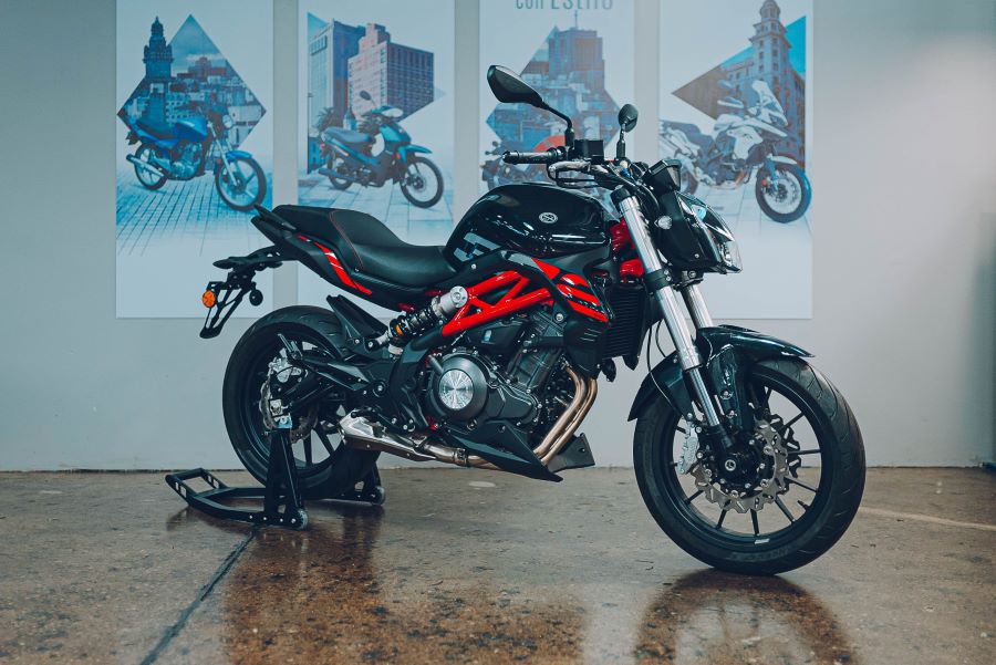 Una moto Benelli 300S