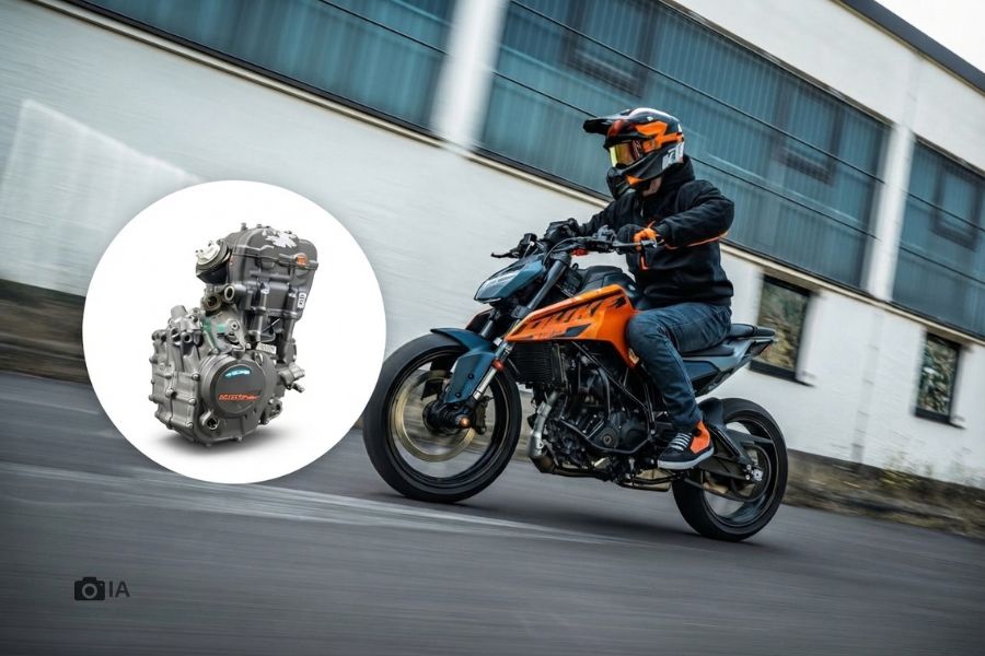Una moto KTM 125 Duke en acción. En círculo un motor monocilíndrico.
