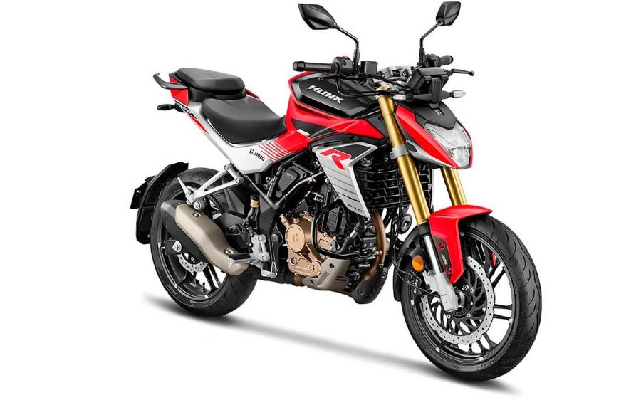 La Hero Hunk 250 R lleva el cuarto de litro al límite Perspectiva derecha de una moto Hero Hunk 250 R roja