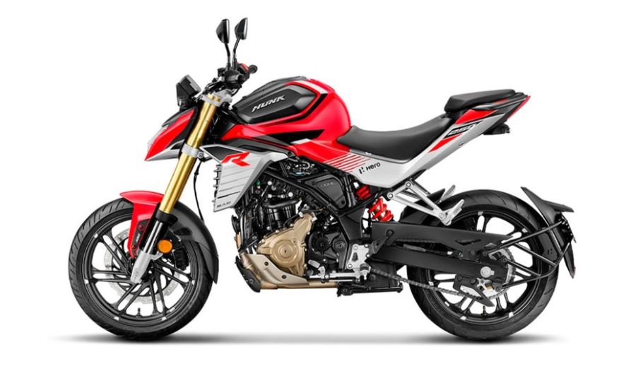 La Hero Hunk 250 R lleva el cuarto de litro al límite Lateral izquierdo de una moto Hero Hunk 250 R roja