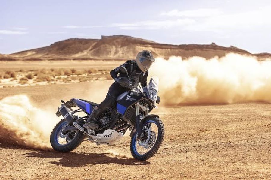 Una moto Yamaha Ténéré 700 en acción en el desierto