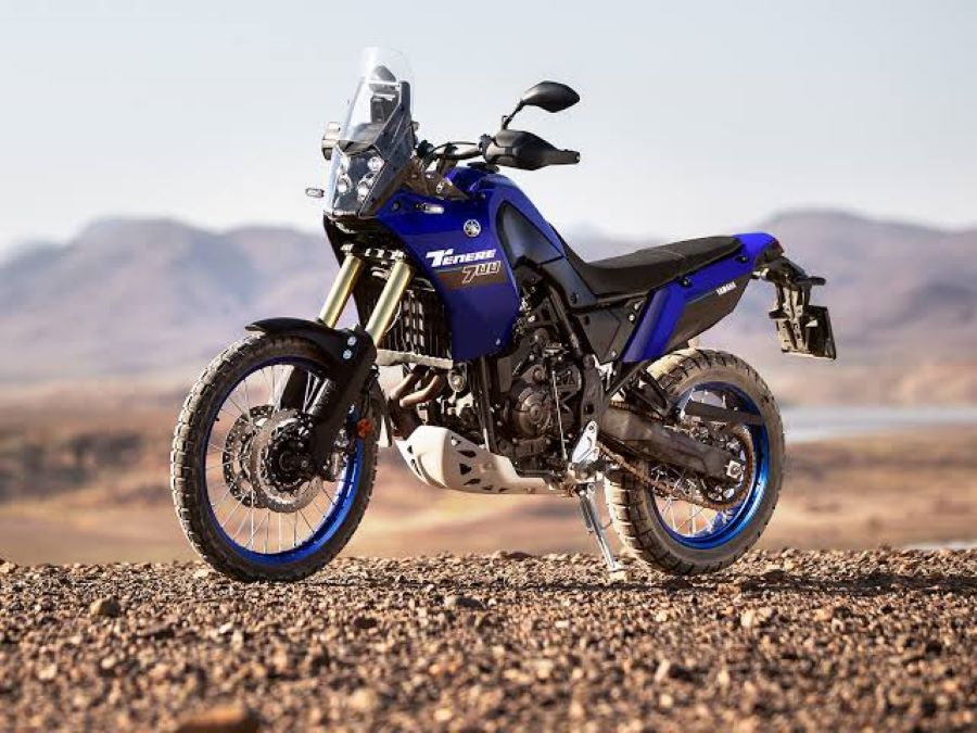 Lateral izquierdo de una moto Yamaha Ténéré 700 parada en el desierto