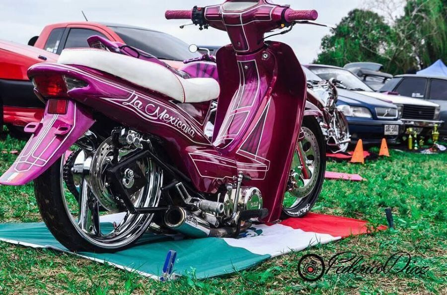 Una moto 110 modificada totalmente y de color fucsia