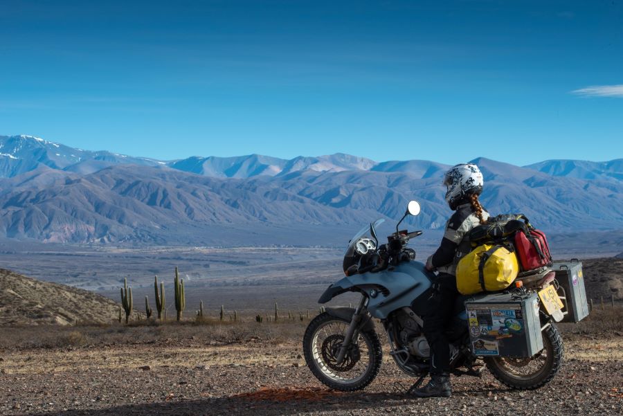 Un motociclista independiente de detuvo en la carretera para observar el paisaje montañoso