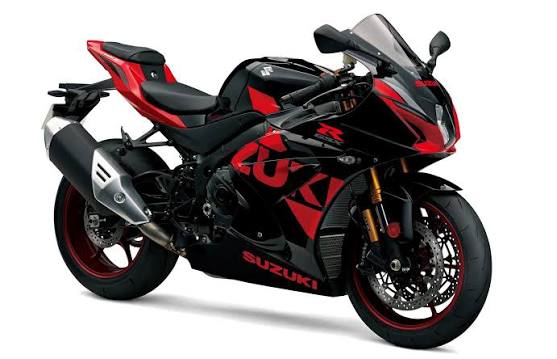 Lateral derecho de una moto deportiva roja y negra
