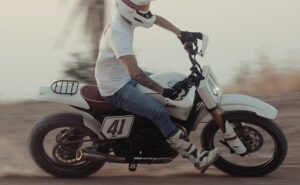 La moto Tamarit Miura, ganadora del Triumph Originals 2026, en acción