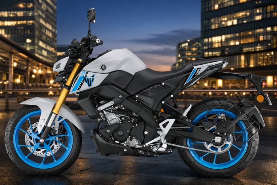 Una moto Yamaha MT-15 posa con una ciudad nocturna de fondo